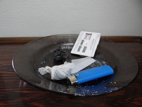 Papelote de cocaína e objetos encontrados pela BM (Foto: Marcelo Marques/farrapo.rs)