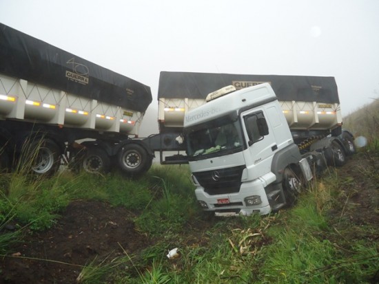 Veículo foi retirado após duas horas de trabalho (Foto: Especial/farrapo.com.br)