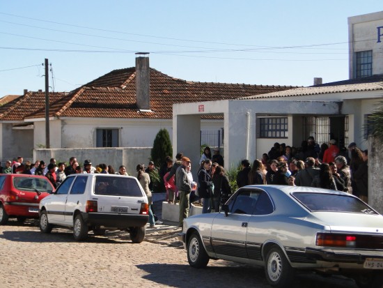 Uma grande fila se formou em frente a Policlínica (Foto:Lorenzo Stefani)